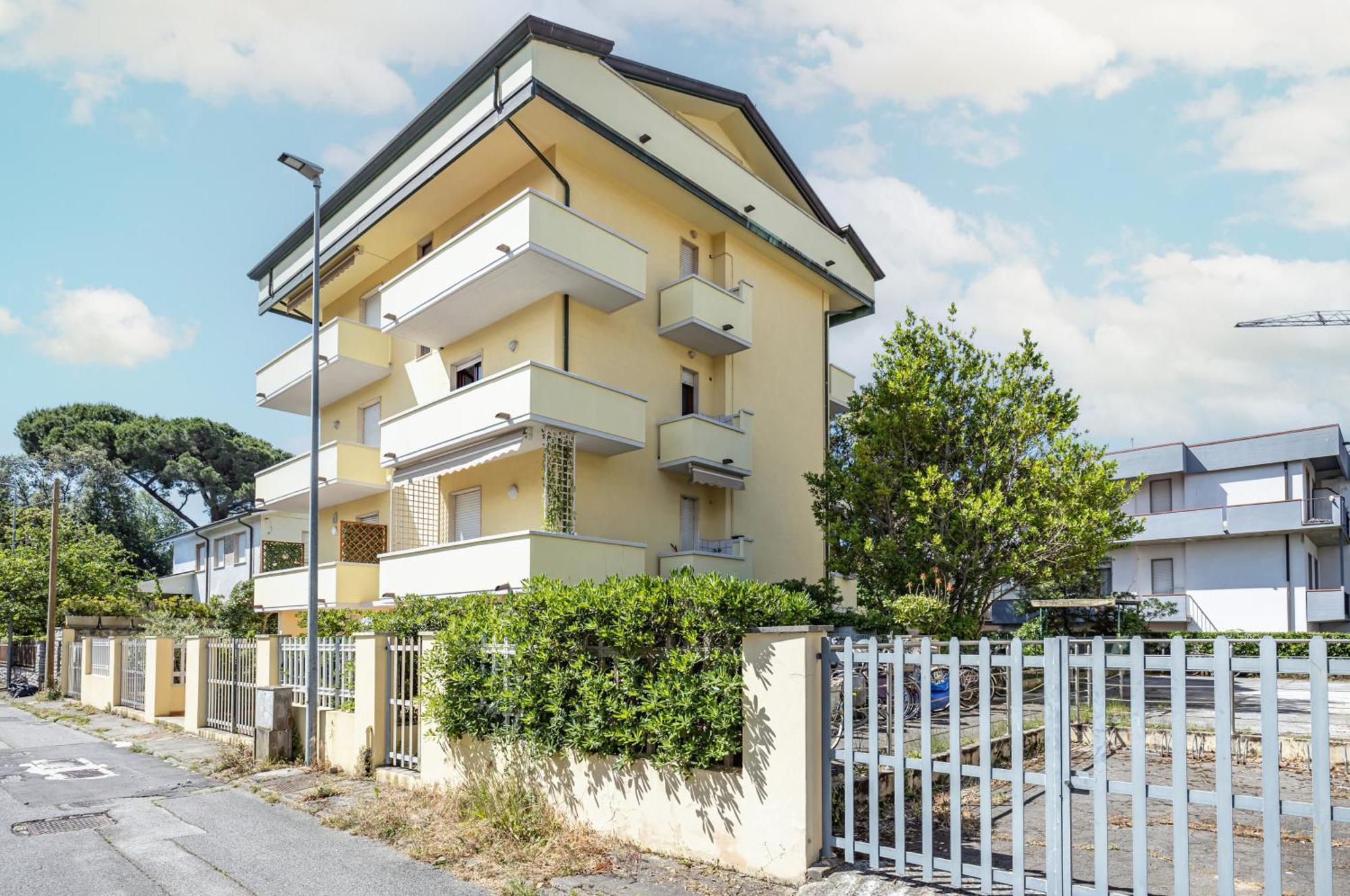 Comfy Apartment With Private Parking Near The Beach! Viareggio Ngoại thất bức ảnh